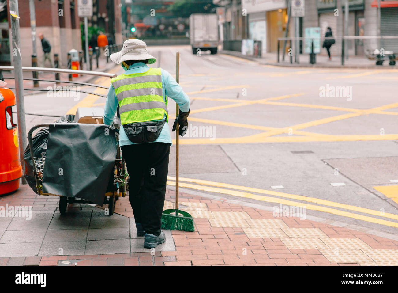 Frau city street Cleaner arbeiten Reinigung am Morgen in Hongkong. Stockfoto