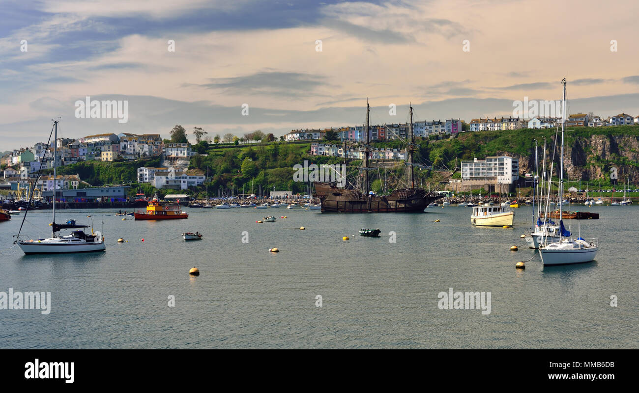 El Galeon Andalusien Segeln aus Brixham Devon nach dem Besuch eines Piraten Festival. Stockfoto