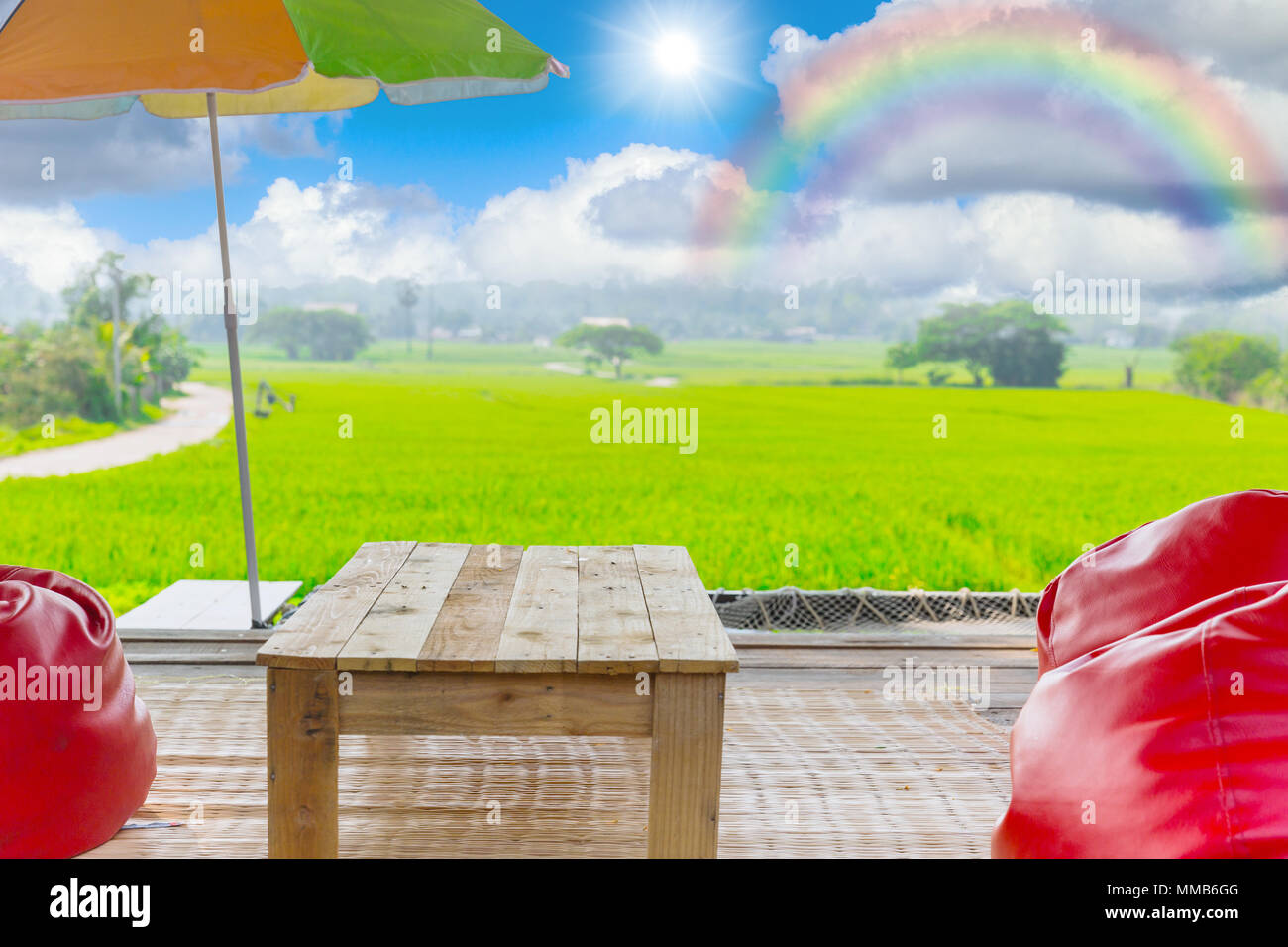 Schönen ländlichen cafe Balkon gute Aussicht Landschaft mit Natur Himmel Sonne und Regenbogen Stockfoto