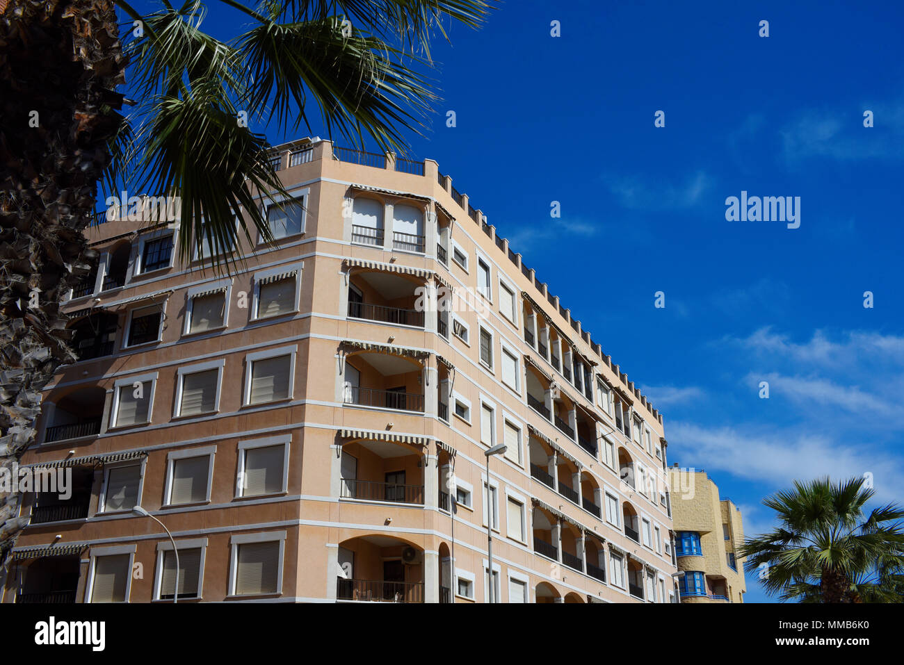 EDIFICIA Cristina Apartments in Guardamar del Segura am blauen Himmel. Gebäude. Avenida de Cervantes. Costa Blanca, Mittelmeer Stockfoto