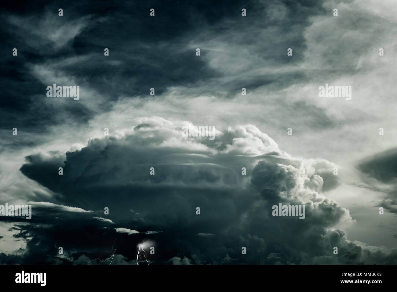 Storm Cloud oder bewölkt Regen dark sky Stockfoto