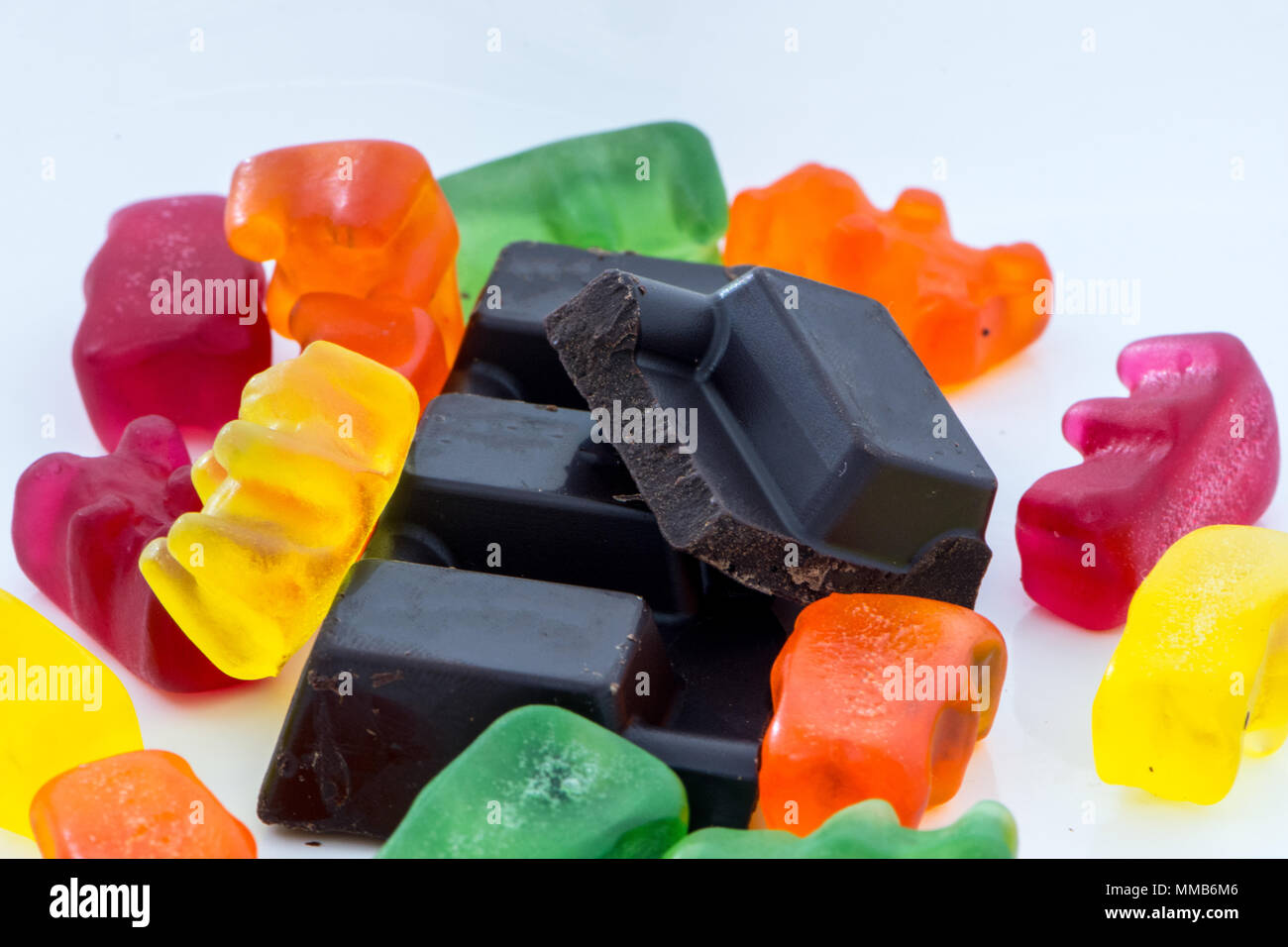 Scheibe der schwarze Schokolade in der Mitte der bunten Gummibärchen  Stockfotografie - Alamy