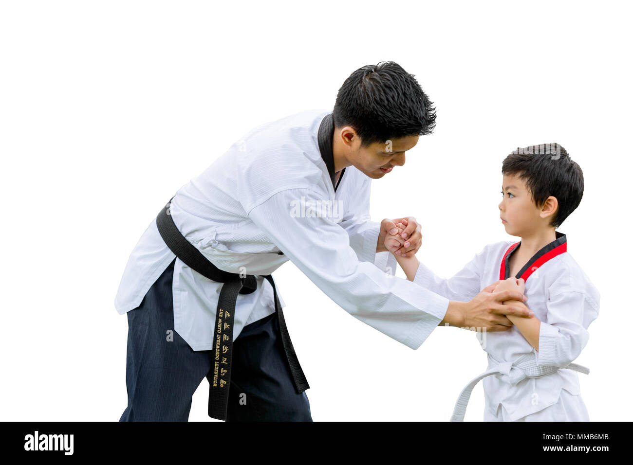Lehrer schwarzen Gürtel Taekwondo Kämpfer Kid Punch Wache für Flug isoliert auf weißem Hintergrund mit Freistellungspfad Stockfoto