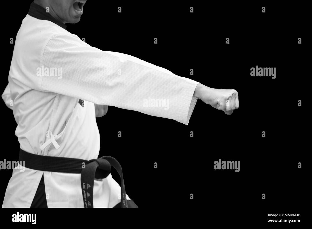 Taekwondo Traditionelle koreanische Fighter Handstanze Flug auf Schwarz Stockfoto