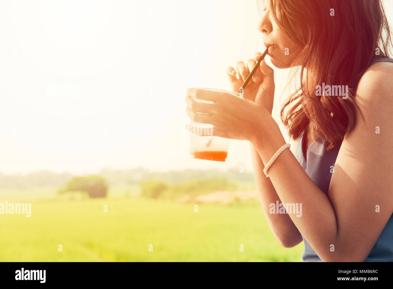 Asiatische Mädchen trinken Kühlen eis obst Soda in heissen Sommertag mit weißen Platz für Text Stockfoto