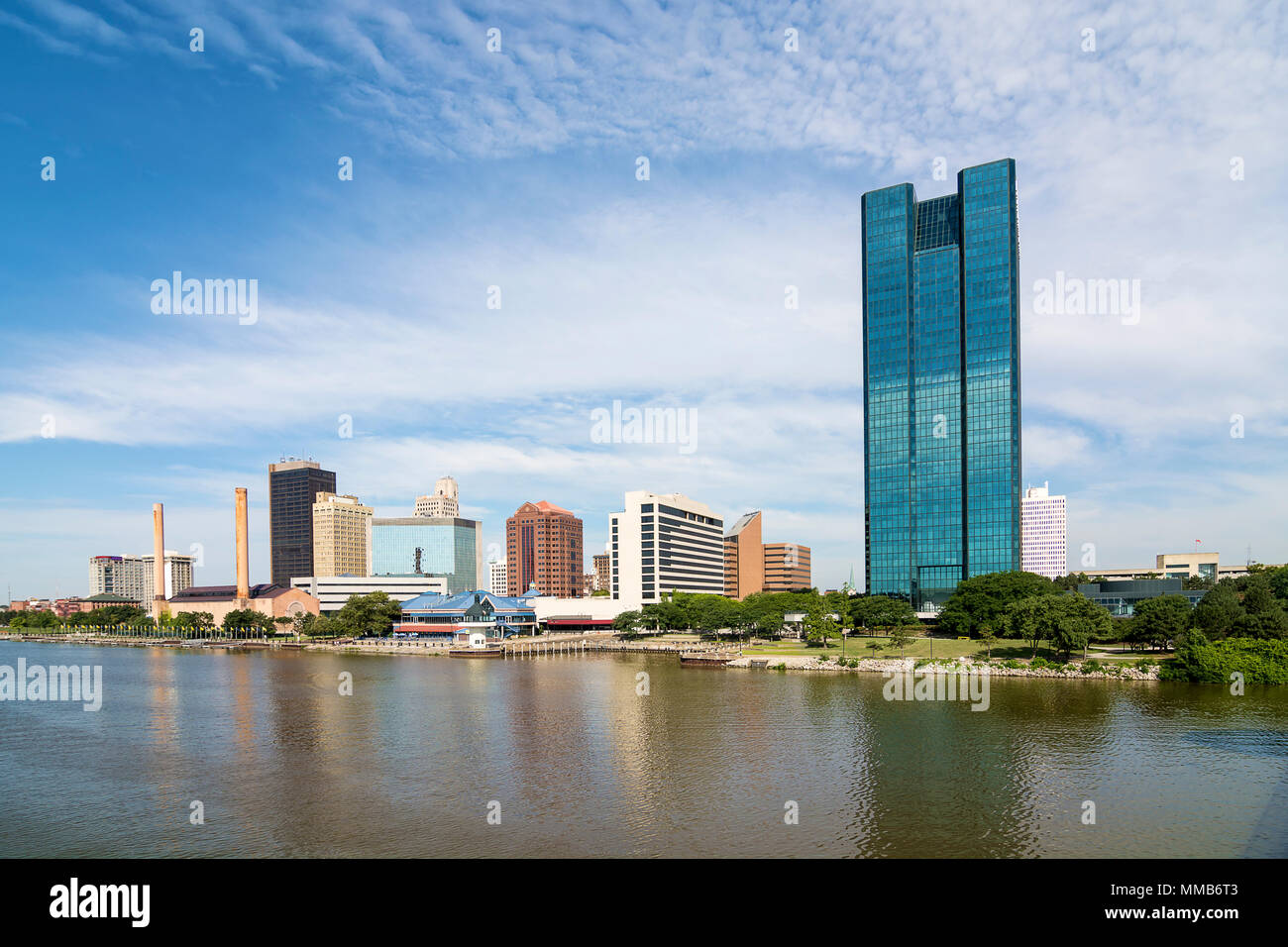 Einen Panoramablick über die Innenstadt von Toledo Ohio Skyline und der Maumee River. Einen schönen blauen Himmel mit weißen Wolken für eine Kulisse. Stockfoto