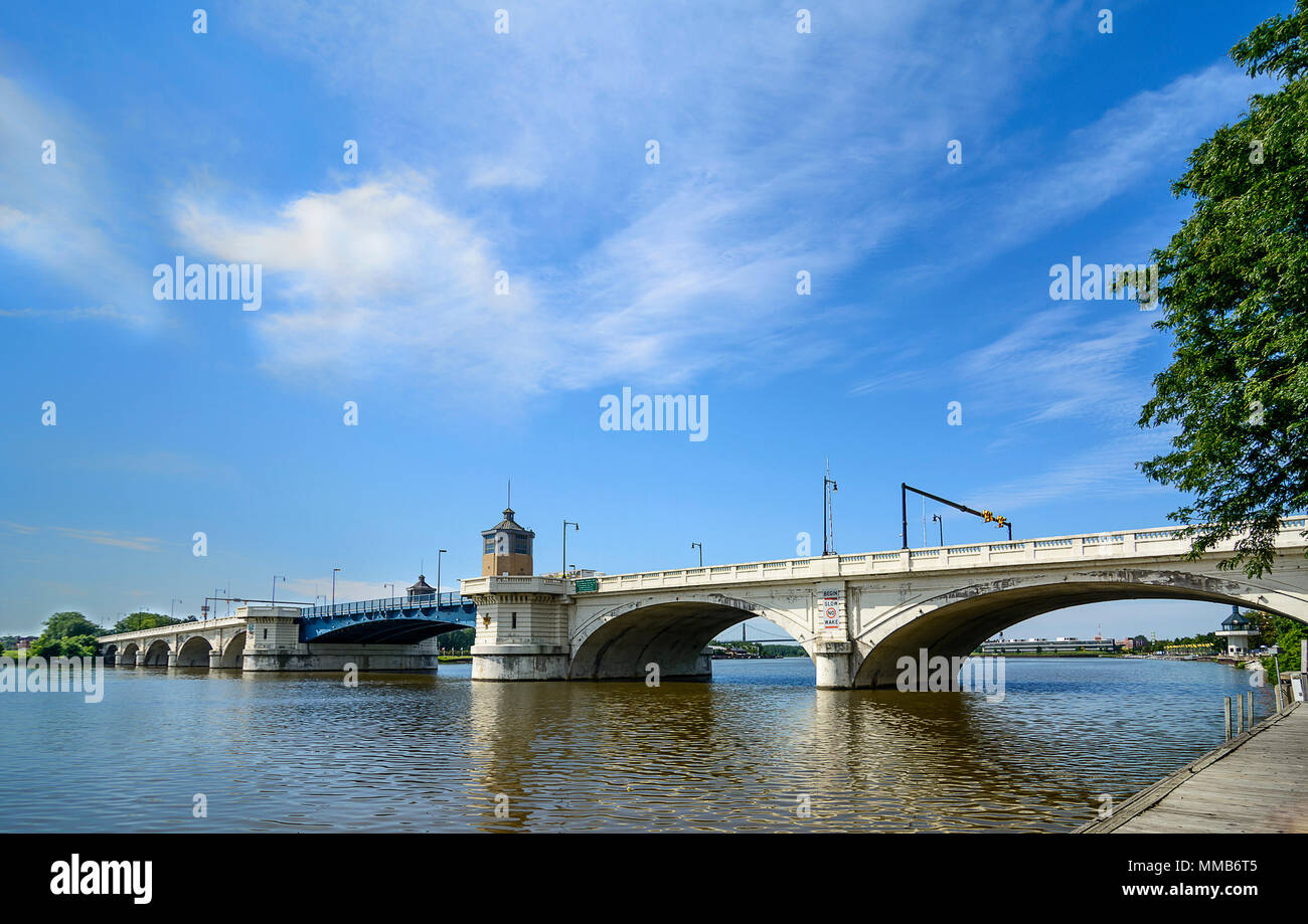 Das Martin Luther King Brücke in Toledo Ohio mit der hochrangigen Brücke unter seinem Span im Hintergrund zu sehen. Stockfoto