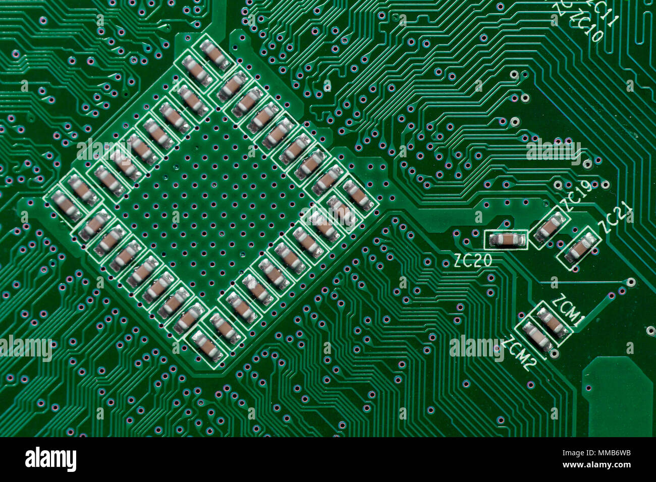 Keramische Kondensatoren auf Grüne Digitale elektronische Platine Textur muster Hintergrund Stockfoto