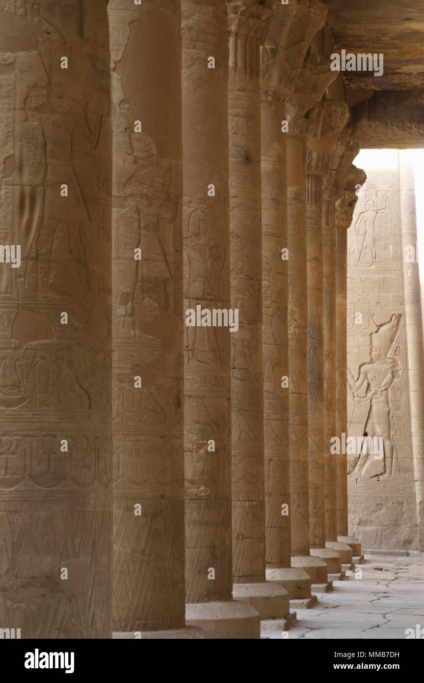 Ägypten. Tempel von Edfu. Antike Tempel zu Horus gewidmet. Ptolemäerzeit. Es war während der Herrschaft des Ptolemaios III. und Ptolemaios XII., 237-57 v. Chr. erbaut. Kolonnade des ersten Hof. Stockfoto