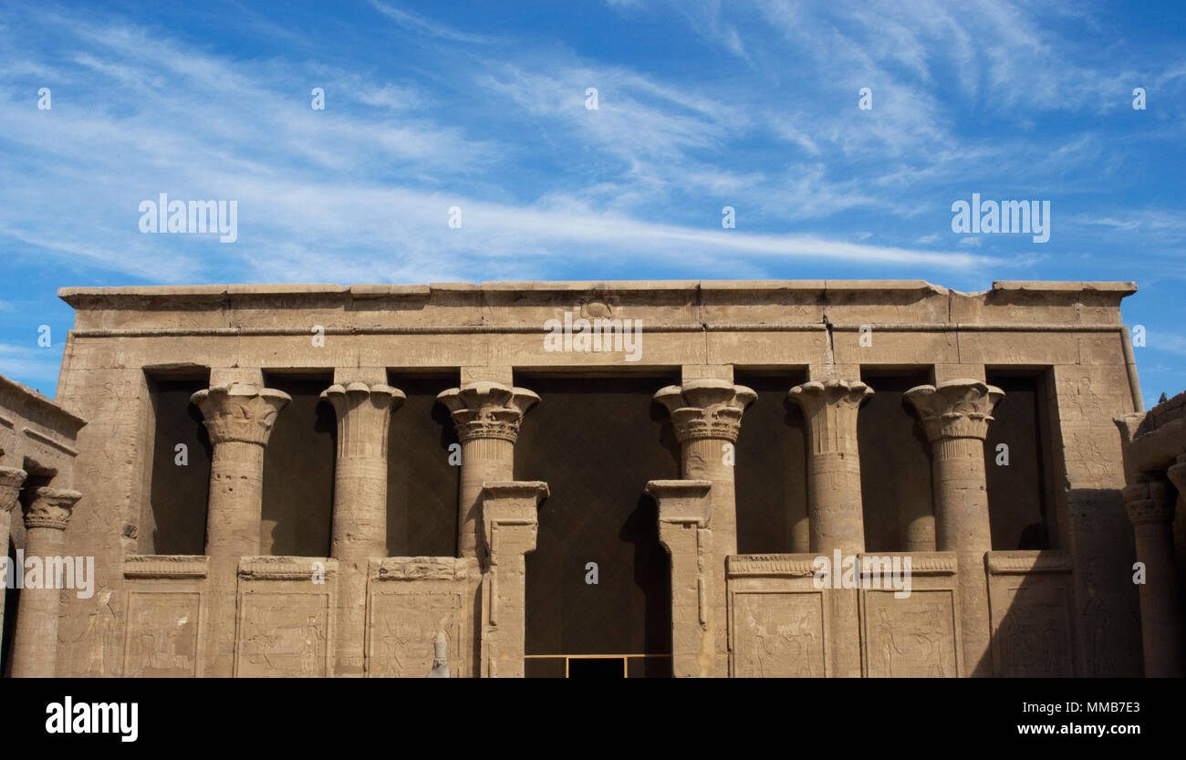 Ägypten. Tempel von Edfu. Antike Tempel zu Horus gewidmet. Ptolemäerzeit. Es war während der Herrschaft des Ptolemaios III. und Ptolemaios XII., 237-57 v. Chr. erbaut. Nordseite der ersten Hof. Stockfoto