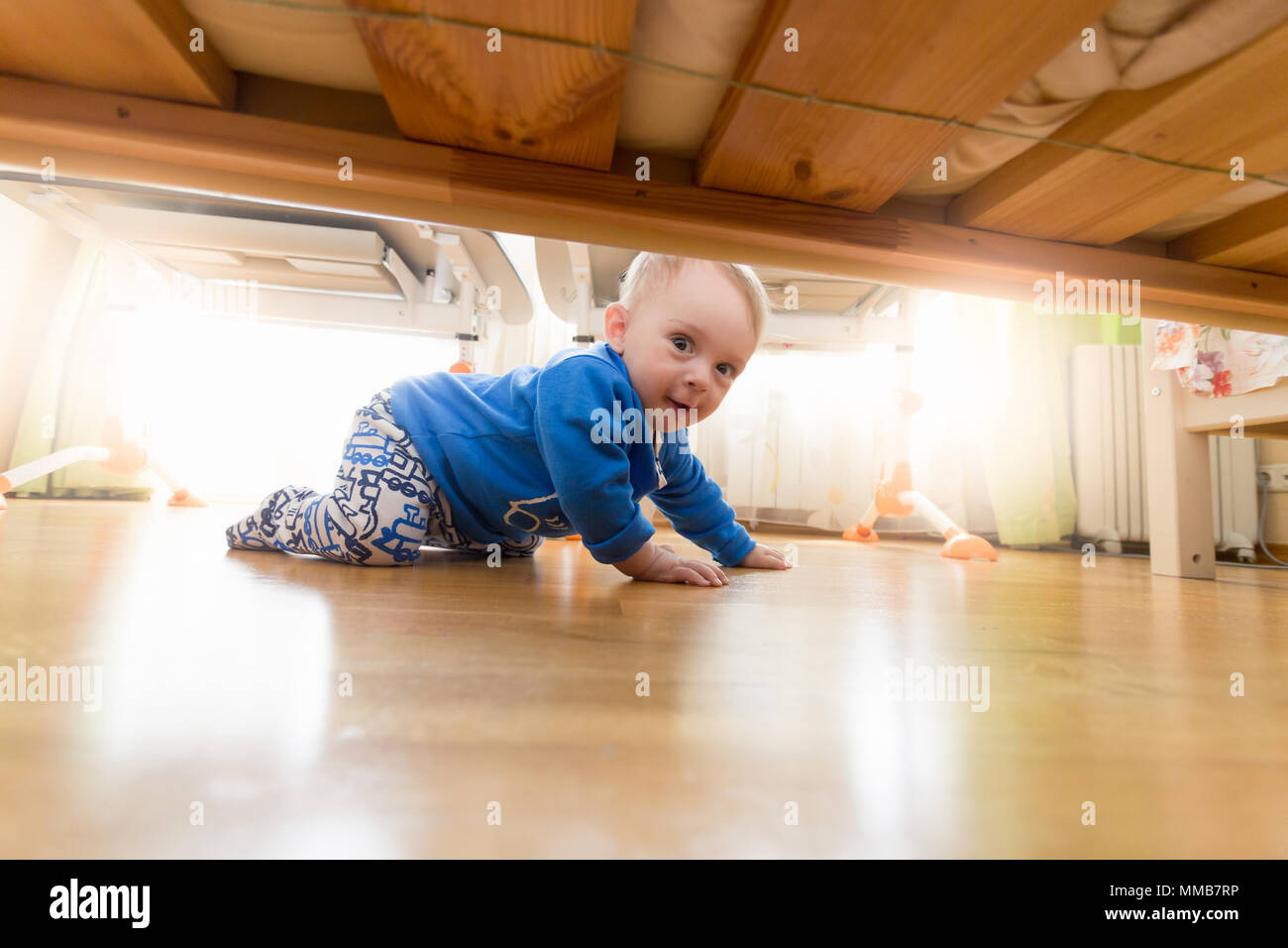 Ansicht Unter Dem Bett Von Suss Lachelnd Kleinkind Junge Kriechen Im Schlafzimmer Stockfotografie Alamy