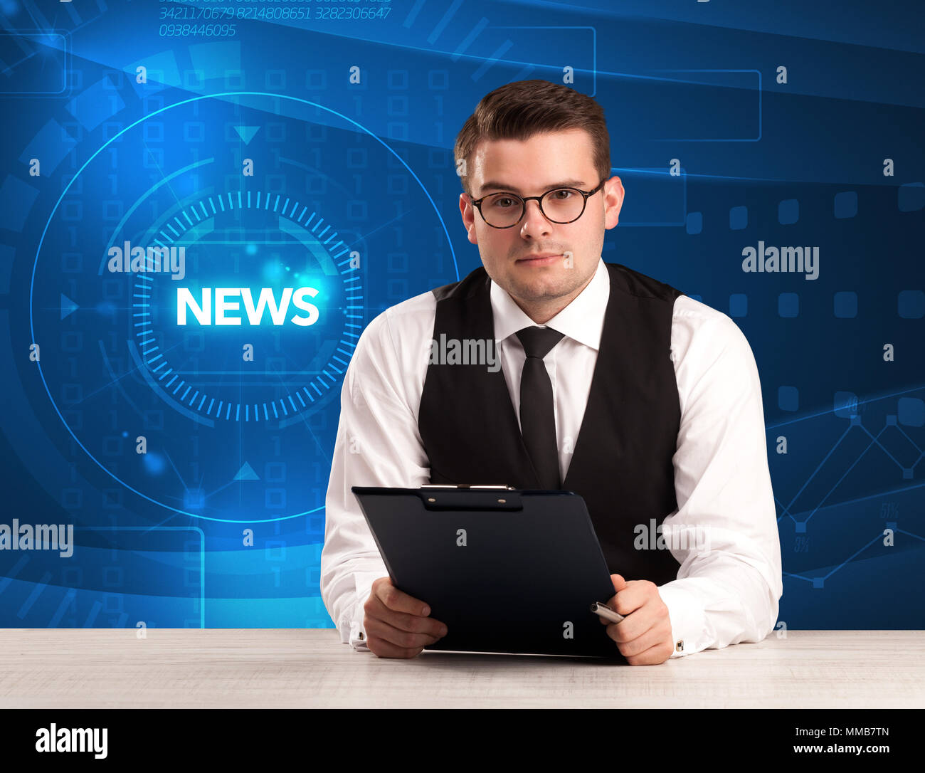 Moderne television Presenter, die Nachrichten mit tehnology Hintergrund Konzept Stockfoto