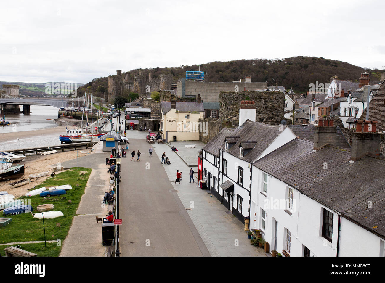 Ein Blick auf den Kai in Conwy, Wales, einschließlich das kleinste Haus in Großbritannien Stockfoto