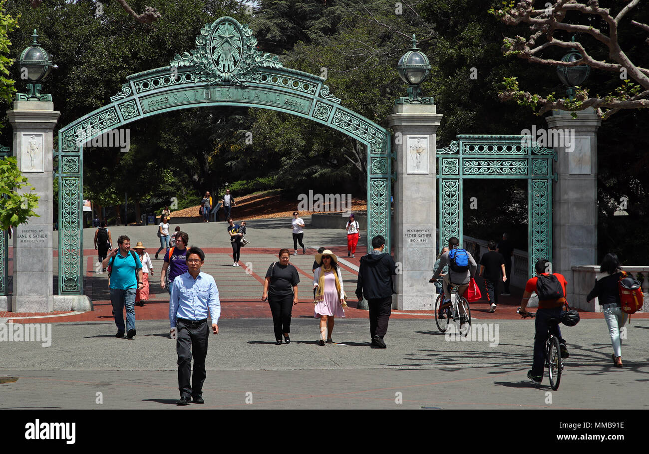 Studenten vorbei an historischen Sather Gate auf dem Campus der Universität von Kalifornien in Berkeley, Kalifornien. Stockfoto