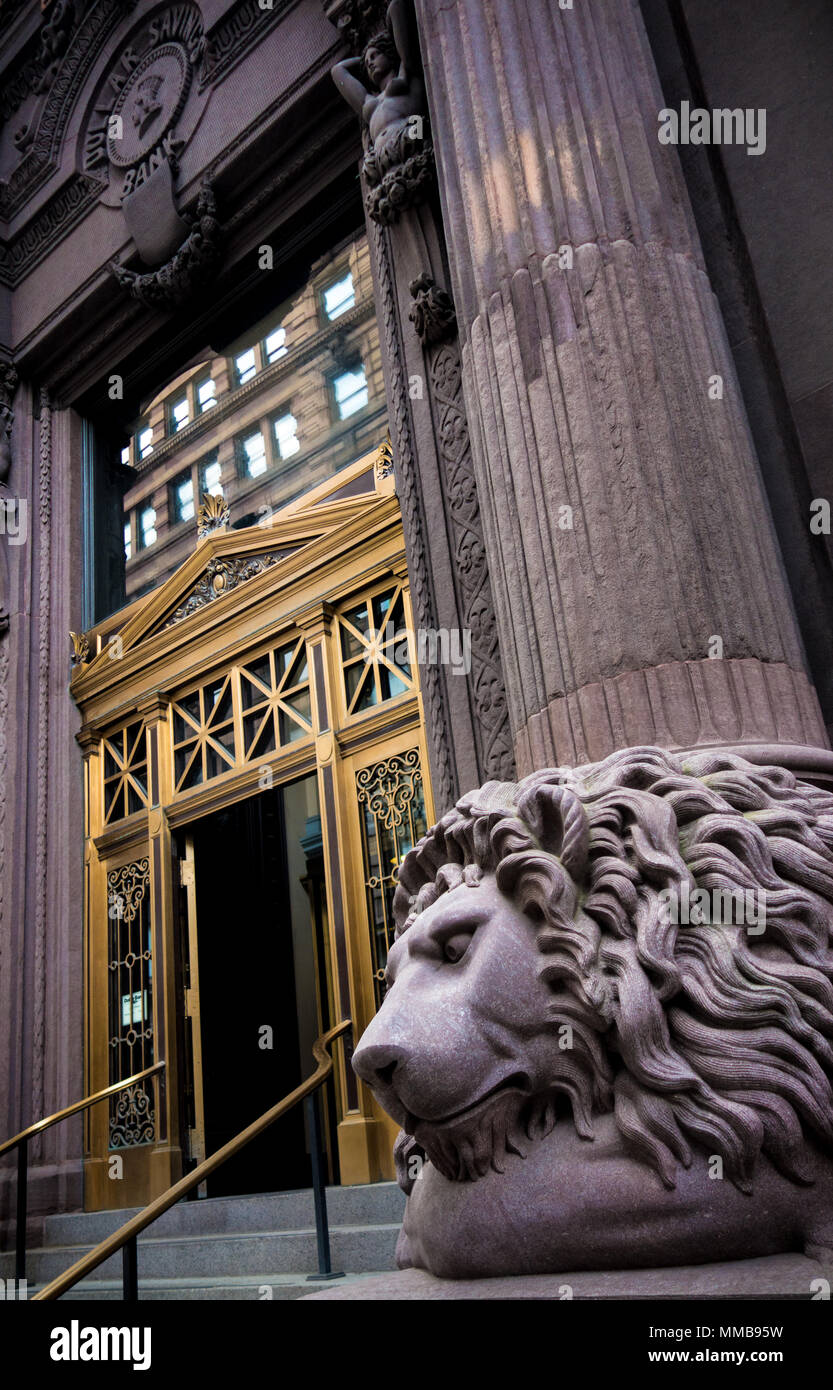 Die Löwen-Statuen außerhalb des historischen Bankgebäudes Dollar repräsentieren Vormundschaft des Geldes, Innenstadt von Pittsburgh, Pennsylvania. Stockfoto