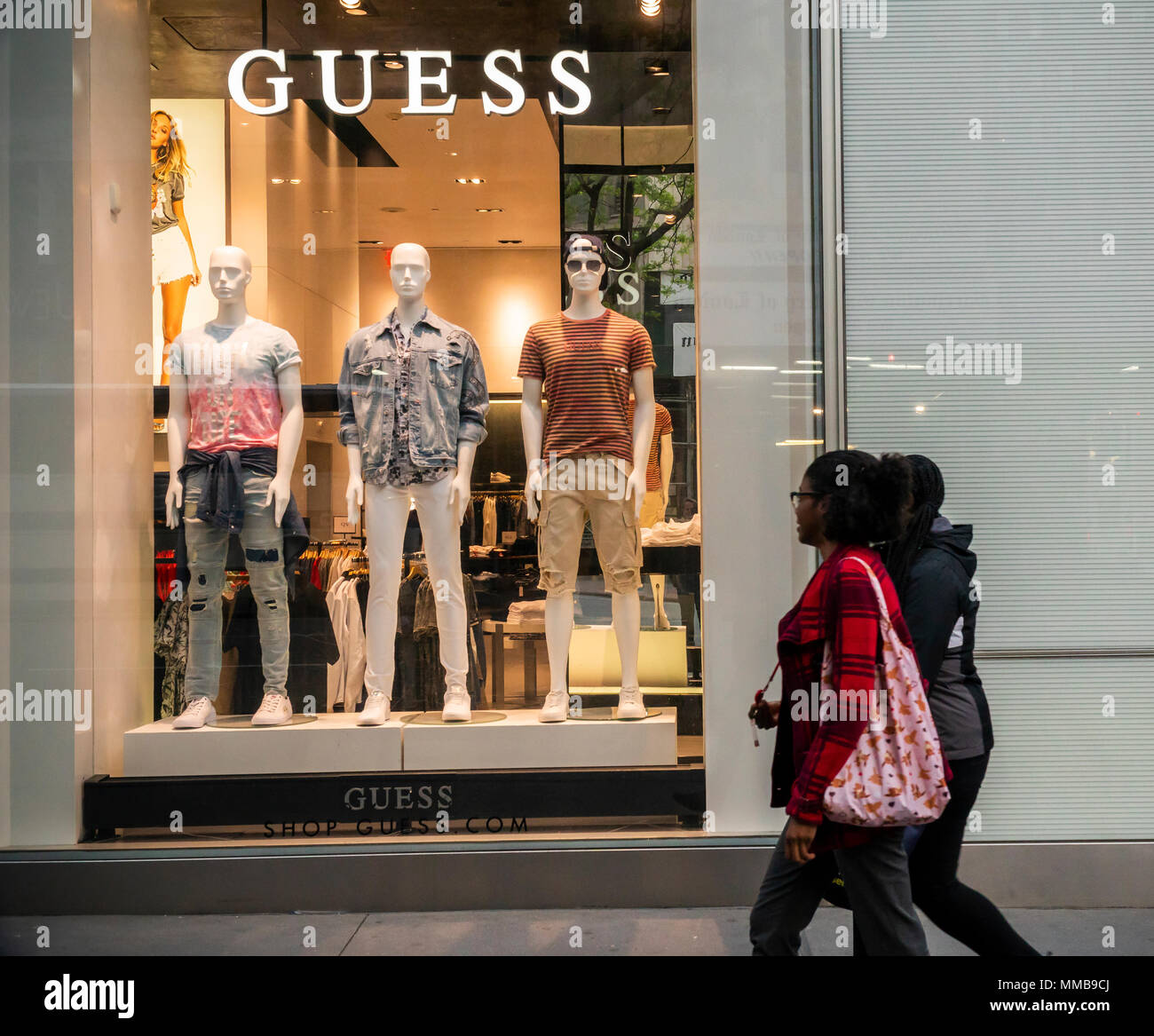 Guess Store auf der Fifth Avenue in Midtown Manhattan in New York am Dienstag, 8. Mai 2018. (Â© Richard B. Levine) Stockfoto