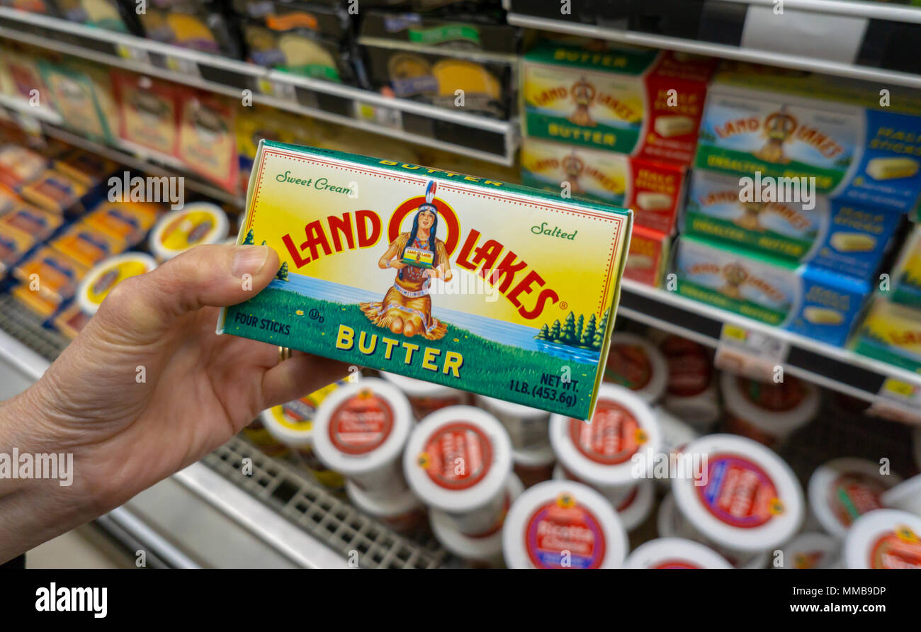Ein shopper wählt ein Pack von Dean Foods Marke, Land O'Lakes Butter in einem Supermarkt in New York am Dienstag, 8. Mai 2018. Dean Foods, dem größten US-Milchverarbeiter, meldete einen Verlust im ersten Quartal. (Â© Â Richard B. Levine) Stockfoto
