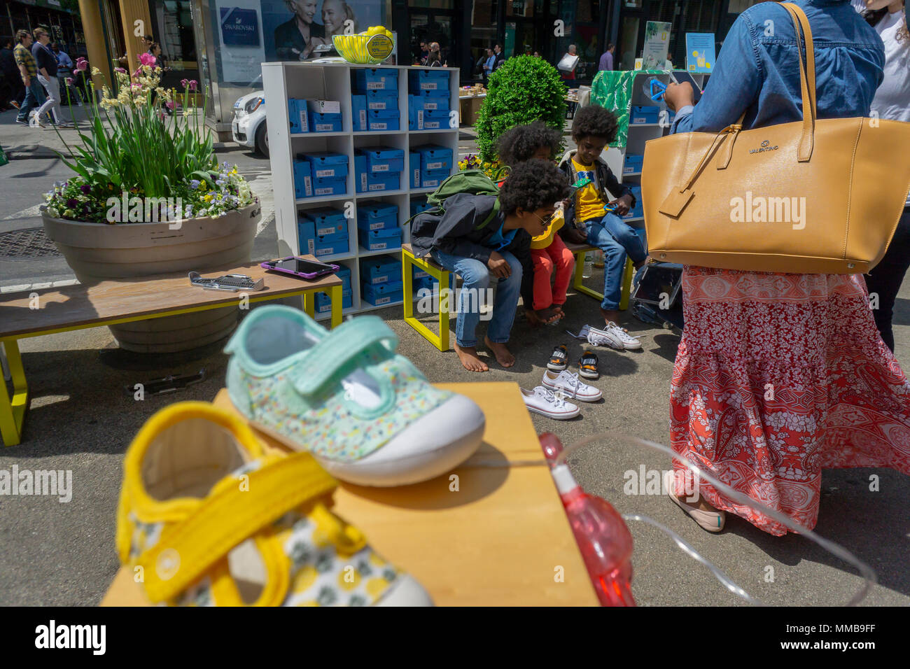 Passant besuchen Sie eine Stride Rite Branding event am Union Square in New York am Mittwoch, den 9. Mai 2018. Wolverine World Wide, Inhaber der Stride Rite, Hush Puppy und Sperry Marken Schuhe berichtet im ersten Quartal Gewinne, Beat die Erwartungen der Analysten. (Â© Richard B. Levine) Stockfoto