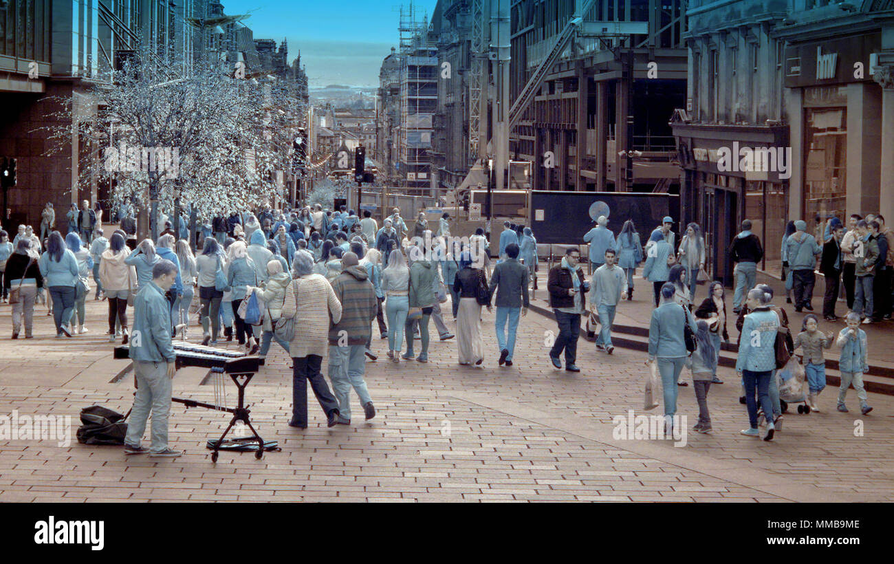 Infrarot Infrarot in der Nähe des Gordon Dewar statue Schritte busker Tastatur Straßenmusiker Perspektive abgeschossen, Buchanan Street, Glasgow, Großbritannien Stockfoto