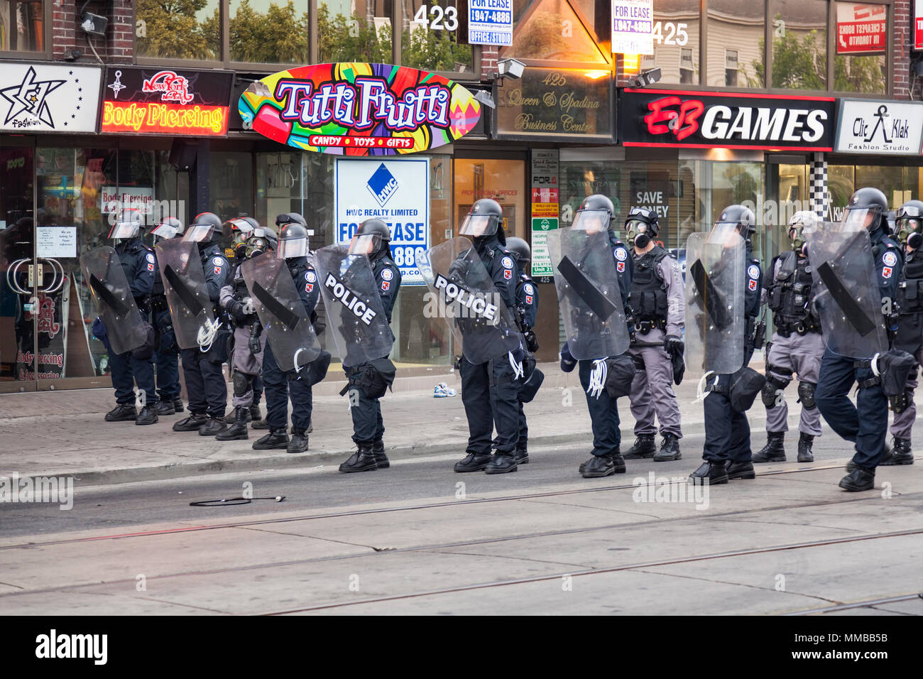 Die Bereitschaftspolizei eine Barrikade entlang der Queen Street West während des G20-Gipfels in der Innenstadt von Toronto, Ontario, Kanada schaffen. Stockfoto
