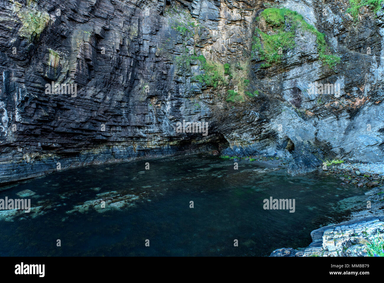 Im Nordosten von Schottland die Whaligoe Schritte a 250 ft Felswand in einer Reihe von Serpentinen hinunter zu einem natürlich geformten, felsigen Einlass- oder Goe das war Stockfoto