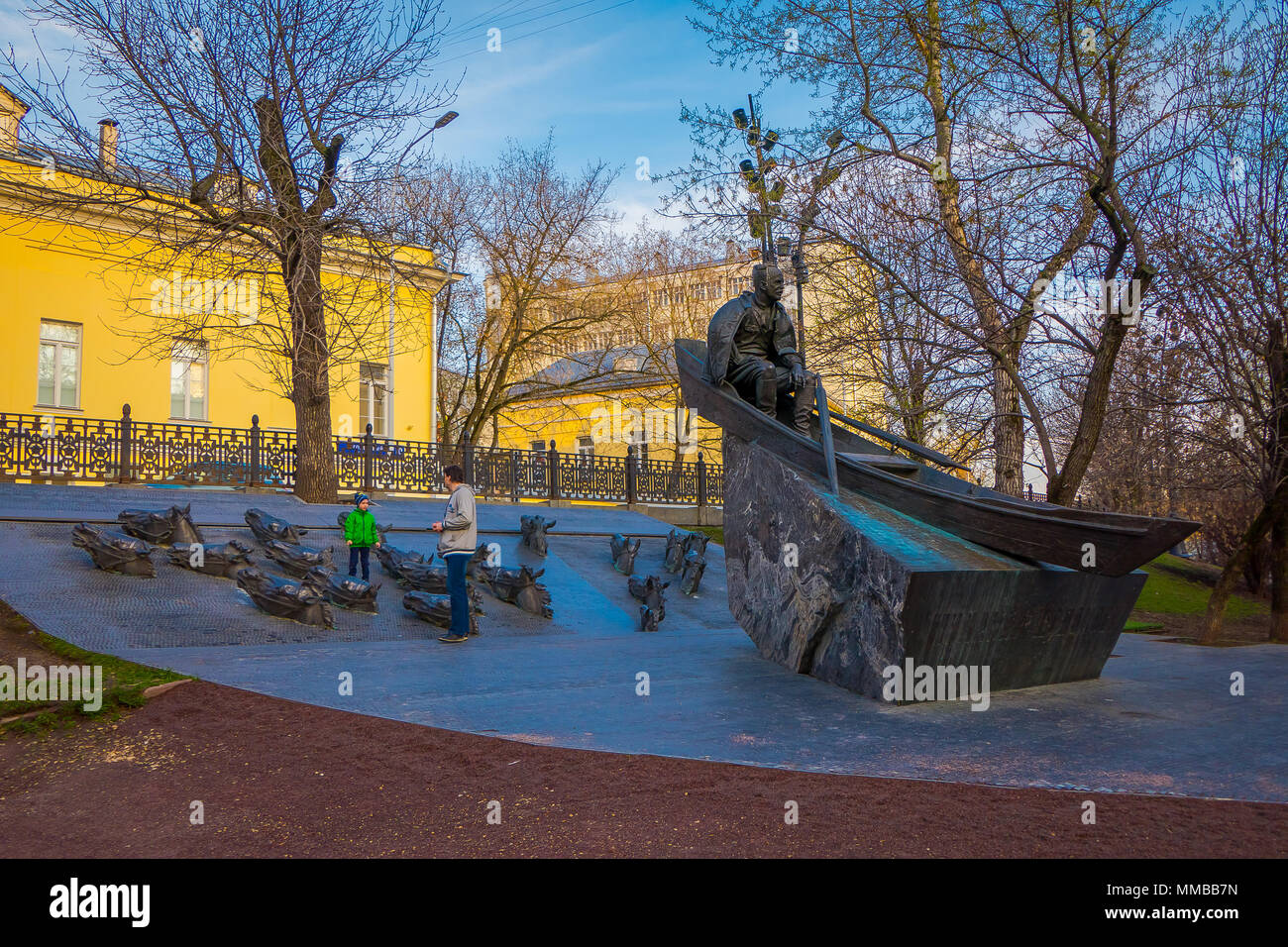 Moskau, Russland - April, 29, 2018: unbekannter Mann mit seinem Junge spielt in der Nähe das Denkmal für den Schriftsteller Michail bogachev am Gogol Boulevard in Moskau Stockfoto