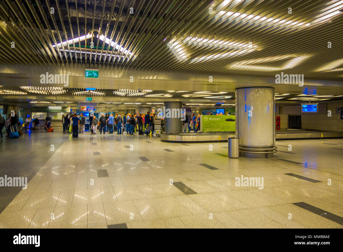 Moskau, Russland - April, 24, 2018: Indoor Blick der Fahrgäste gehen und warten auf die Abfahrt in der großen Wartehalle des internationalen Flughafens Vnukovo Stockfoto