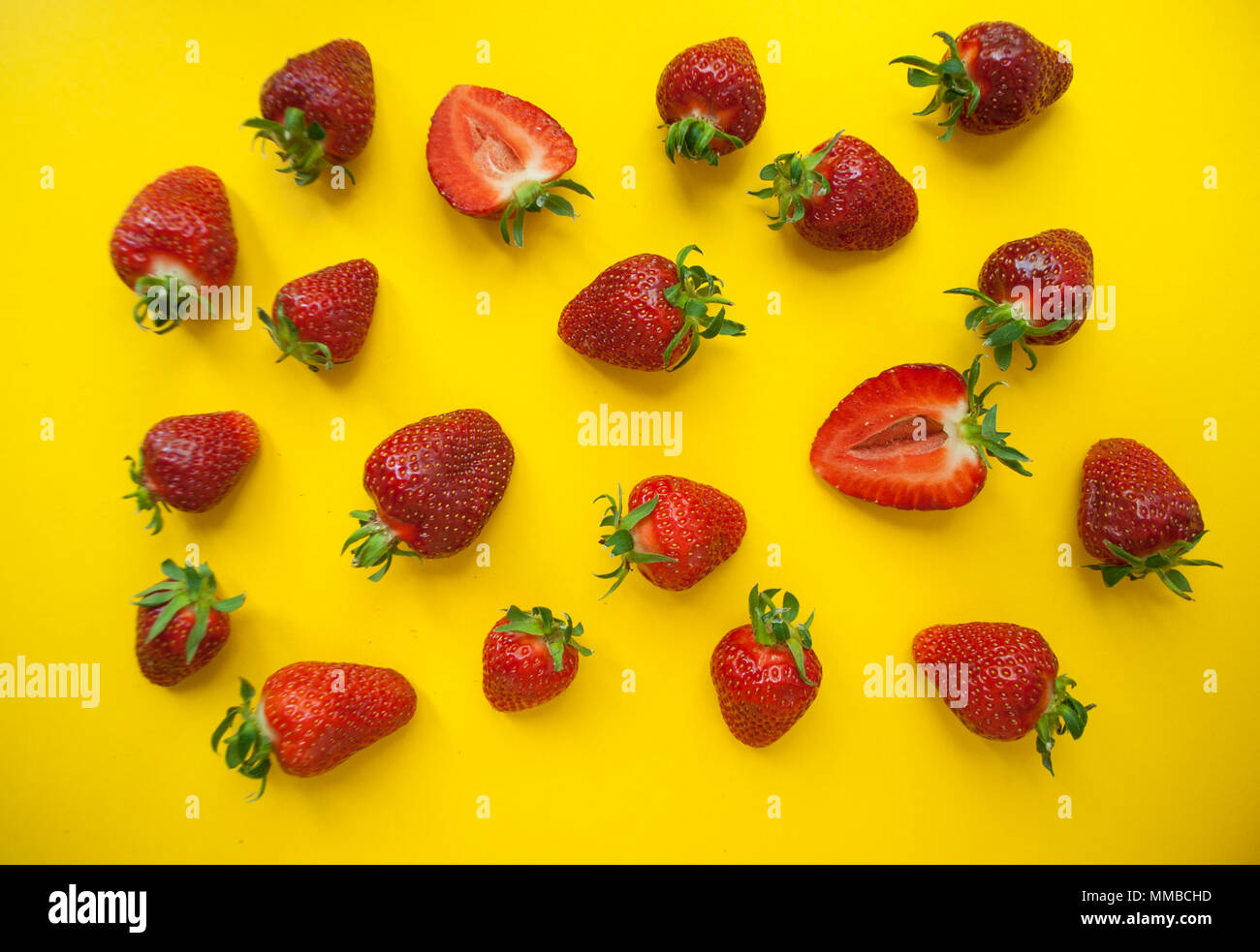 Rot Saftige Erdbeeren auf gelben Hintergrund. Stockfoto