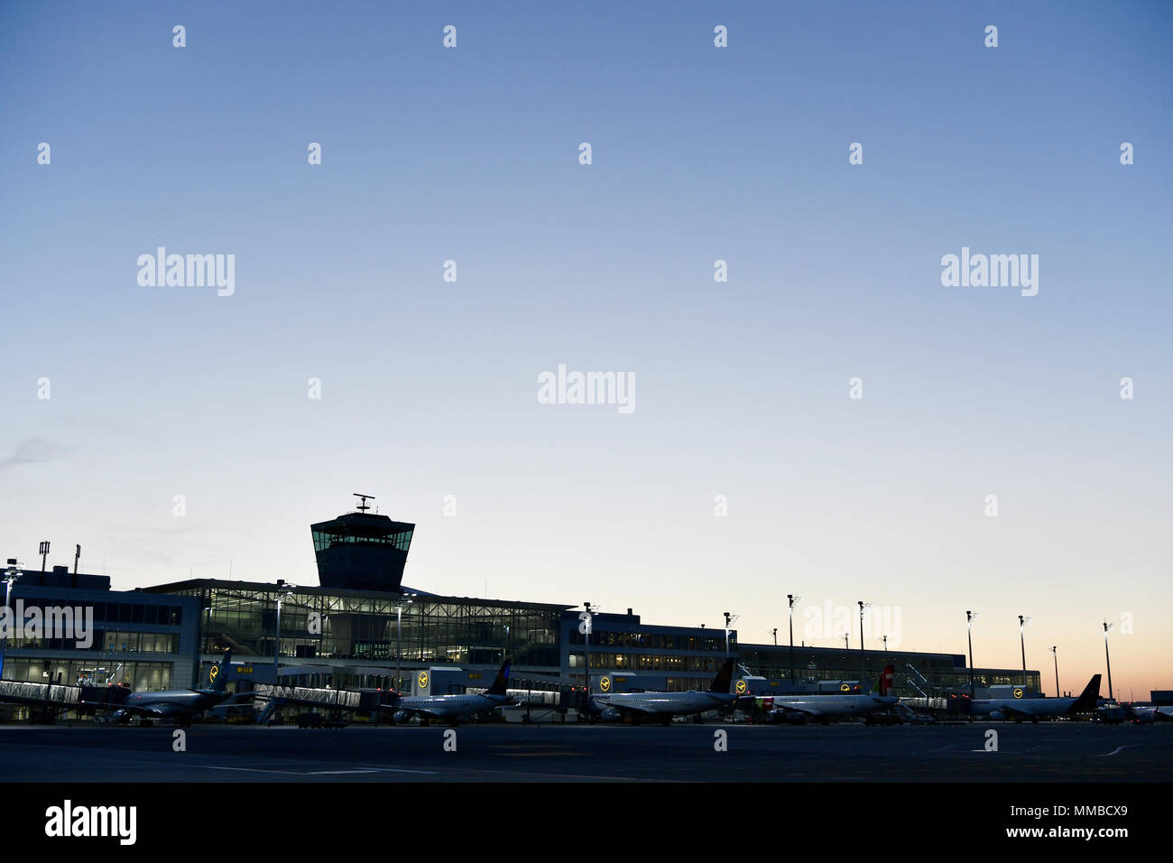 Verschiedene, Fluggesellschaften, Line up, Satellit, Terminal 2, Nacht, Dämmerung, Lichter, Turm, Stimmung, blau, Himmel, Flugzeuge, Flugzeug, Flugzeug, Flughafen München, MUC, Stockfoto