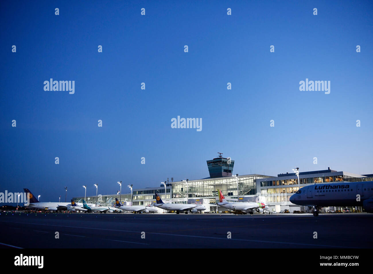 Verschiedene, Fluggesellschaften, Line up, Satellit, Terminal 2, Nacht, Dämmerung, Lichter, Turm, Stimmung, blau, Himmel, Flugzeuge, Flugzeug, Flugzeug, Flughafen München, MUC, Stockfoto