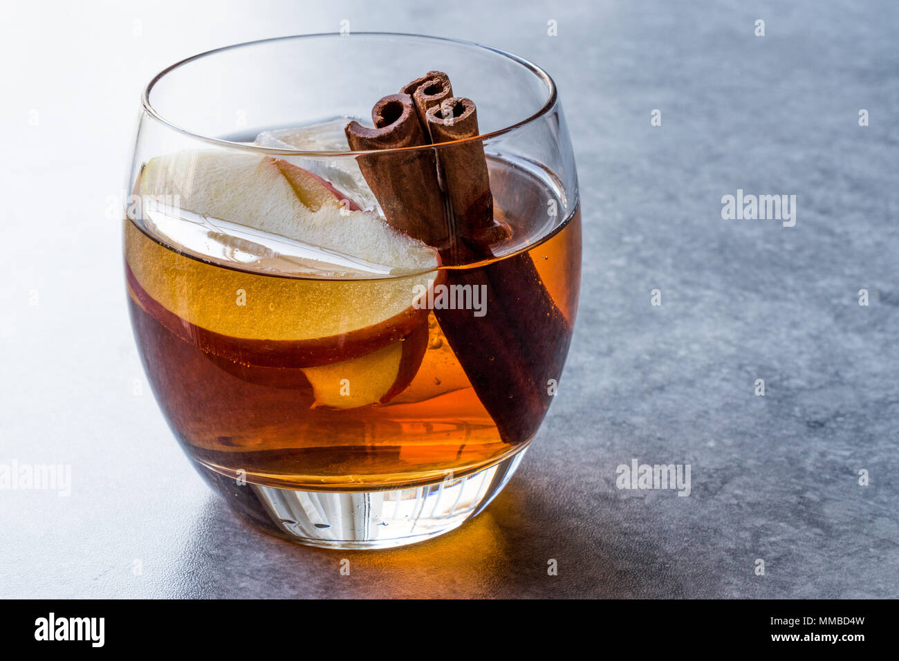 Apple Cider Whiskey Cocktail mit Zimtstangen, Eis- und Apfelscheiben. Beverage Konzept. Stockfoto