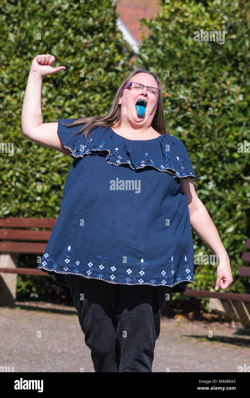 Junge Frau herum spielen, lustig und die Menschen lachen. Guten Sinn für Humor. Frau Spaß im Sommer. Das Leben zu genießen. Stockfoto