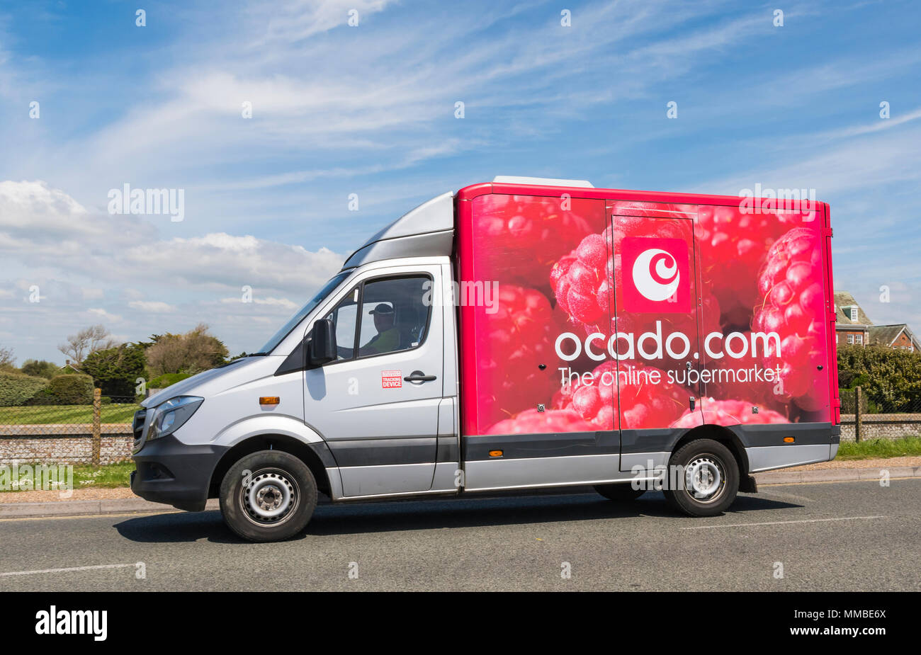 Ocado online Supermarkt Lebensmittel Lieferwagen im südlichen England, UK. Internet Lebensmittel einkaufen. Online Lebensmittelgeschäft. Online Supermarkt. Stockfoto