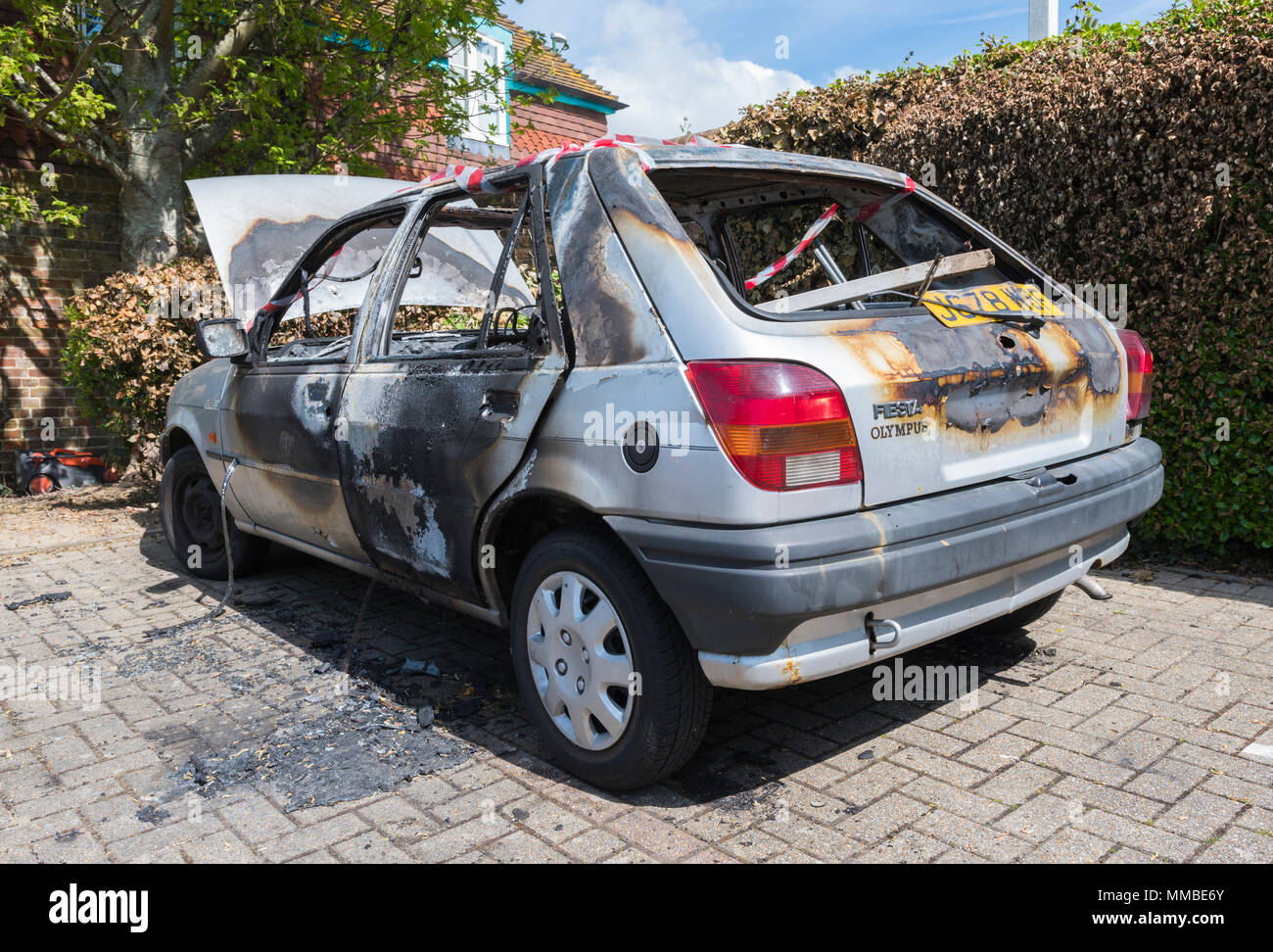 Ausgebrannt Auto nach einem Feuer, in Großbritannien aufgegeben. Aus dem Auto verbrannt. Auto Feuer. Stockfoto