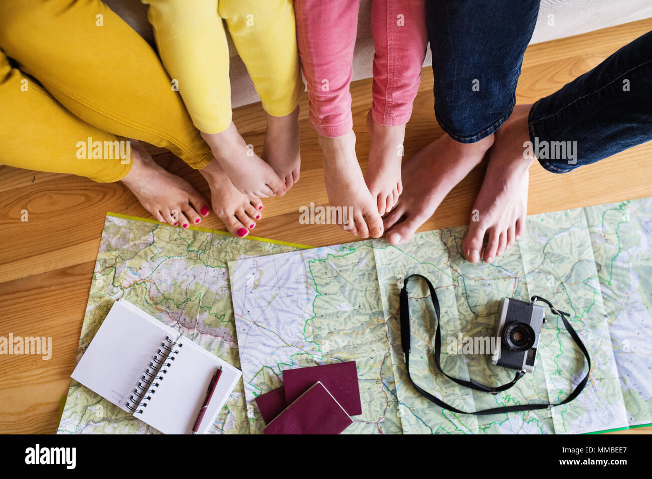 Beine von einer Familie mit zwei Kindern die Vorbereitung für den Urlaub. Stockfoto
