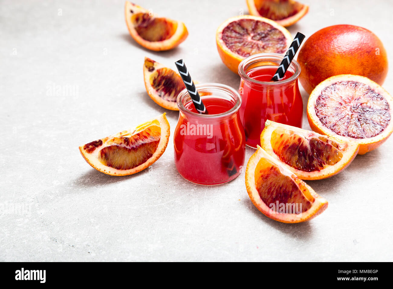 Blut Orangensaft. rot orange Saft mit Orange Slice. Gesundes Getränk. Stockfoto