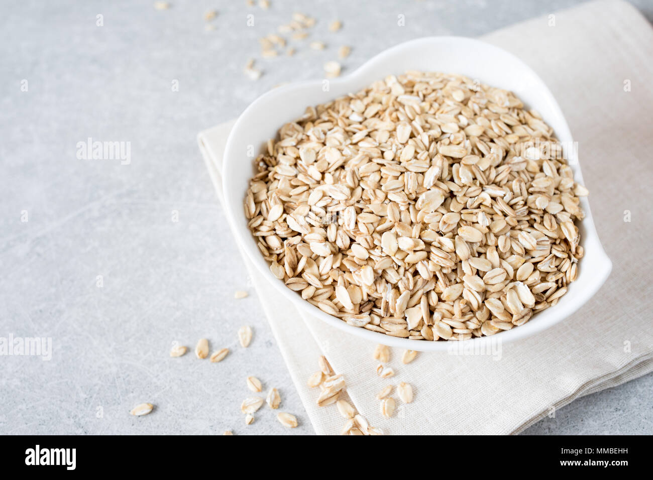 Essen. Trockene gewalzten Haferflocken haferflocken an der Schale. Gesunde Ernährung Konzept Stockfoto