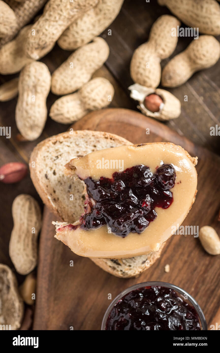 Toast und Erdnussbutter Stockfotos und -bilder Kaufen - Alamy