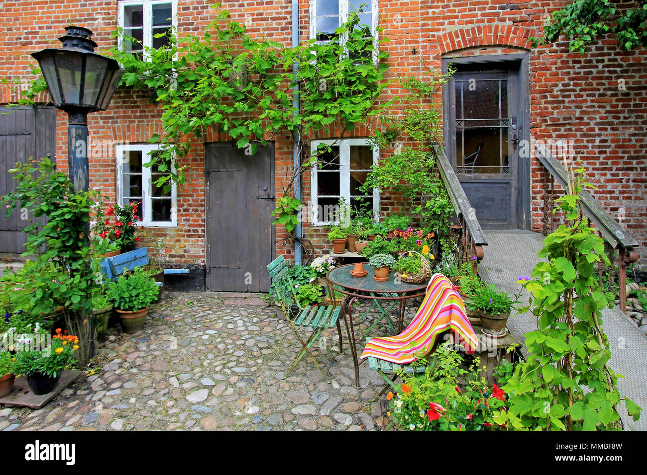 Schöne Terrasse des alten Haus mit Blumen, königliche Stadt Ribe, Dänemark Stockfoto