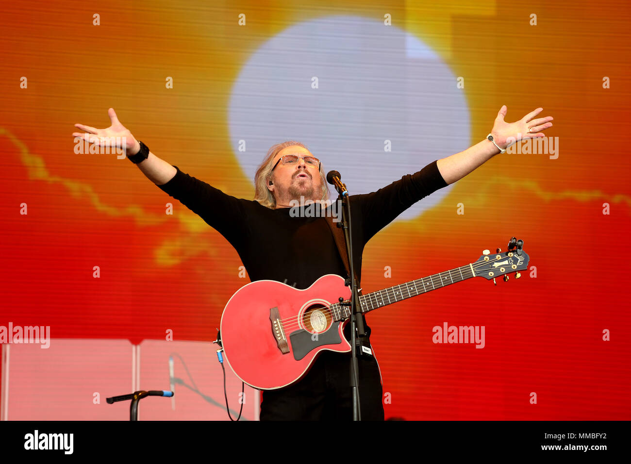 Symbol Musik Barry Gibb CBE führt auf der Pyramide der Bühne im Jahr 2017 Glastonbury Festival. Stockfoto