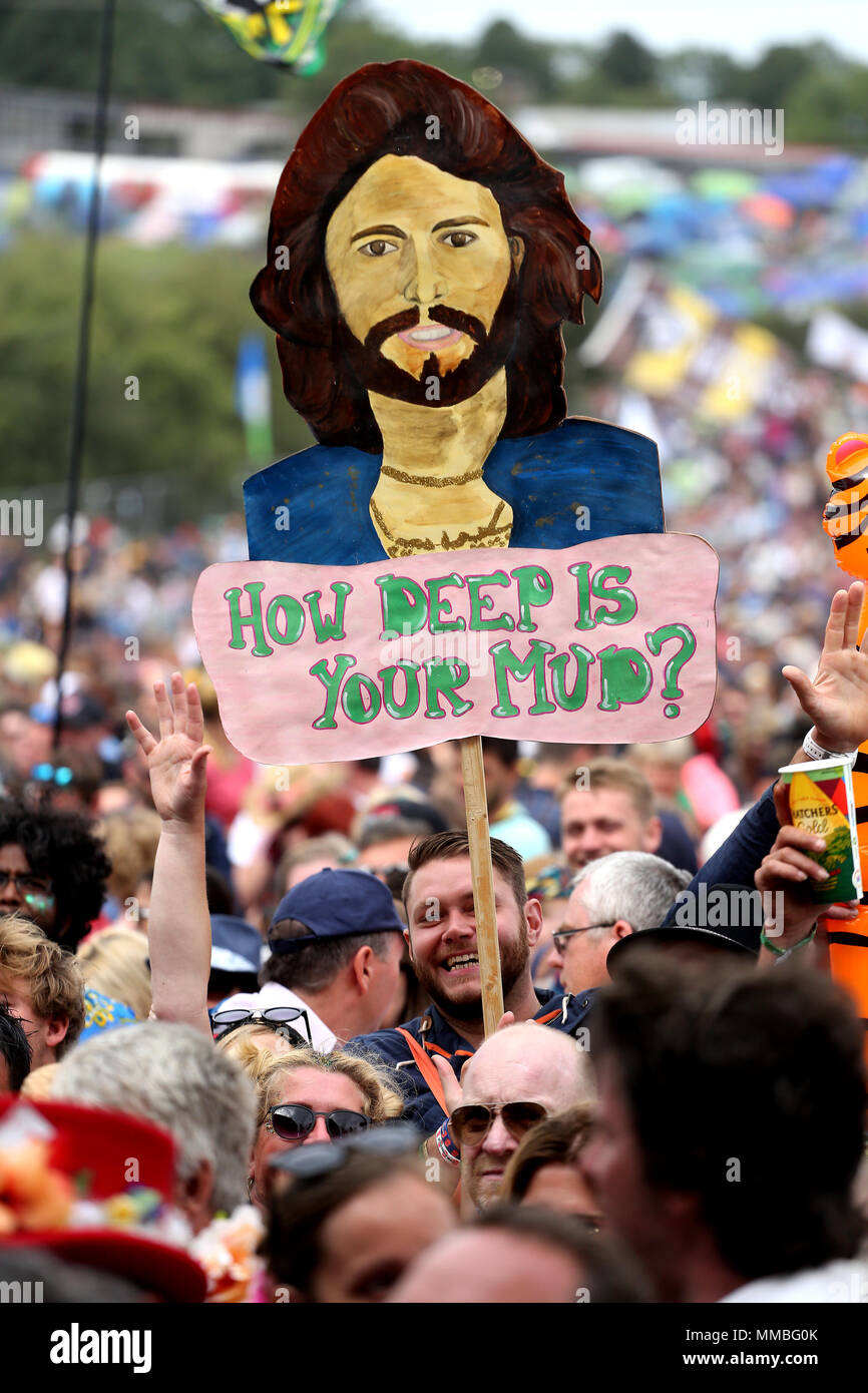 Ein Zeichen in die Masse an der 2017 Glastonbury Festival während Barry Gibb's Performance beschmutzt. Stockfoto