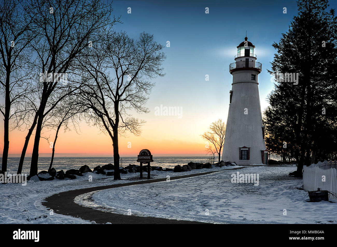 Die historische Marblehead Leuchtturm im Nordwesten von Ohio sitzt entlang der felsigen Ufer des zugefrorenen See Erie. Hier im Winter mit einem farbenfrohen Sonnenaufgang gesehen Stockfoto