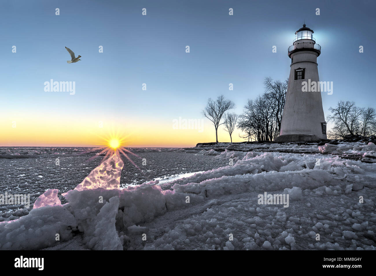 Die historische Marblehead Leuchtturm im Nordwesten von Ohio sitzt entlang der felsigen Ufer des zugefrorenen See Erie. Hier im Winter mit einem farbenfrohen Sonnenaufgang gesehen Stockfoto