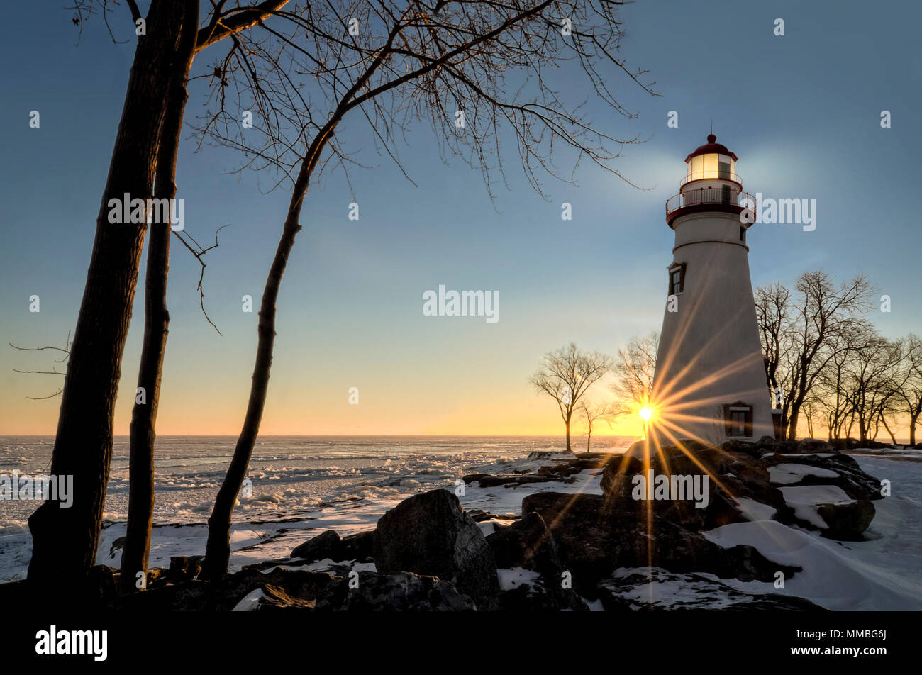 Die historische Marblehead Leuchtturm im Nordwesten von Ohio sitzt entlang der felsigen Ufer des zugefrorenen See Erie. Hier im Winter mit einem farbenfrohen Sonnenaufgang gesehen Stockfoto