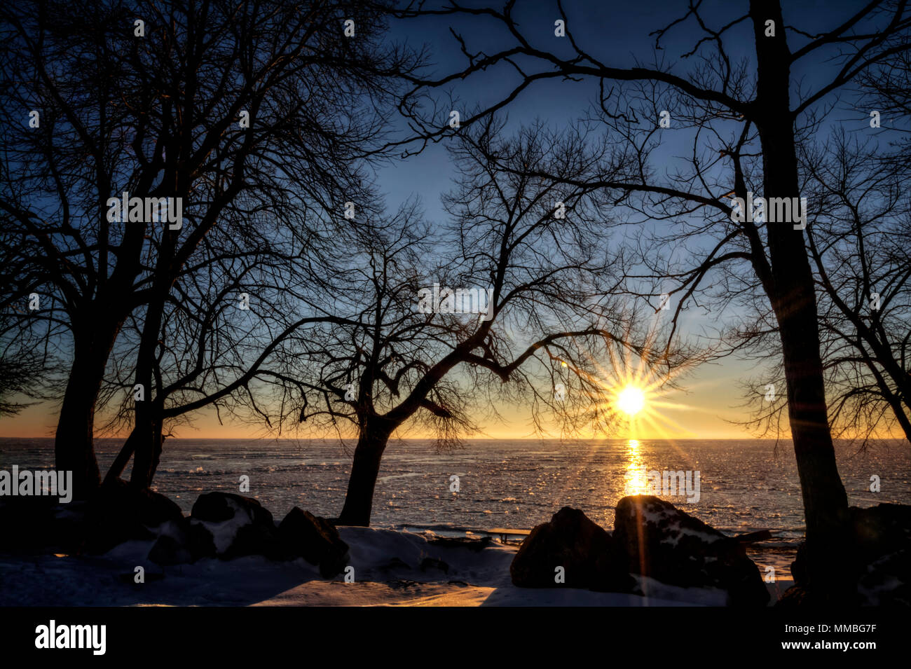 Winter sunrise entlang der schneebedeckten felsigen Ufer des Lake Erie im Nordwesten von Ohio. Stockfoto