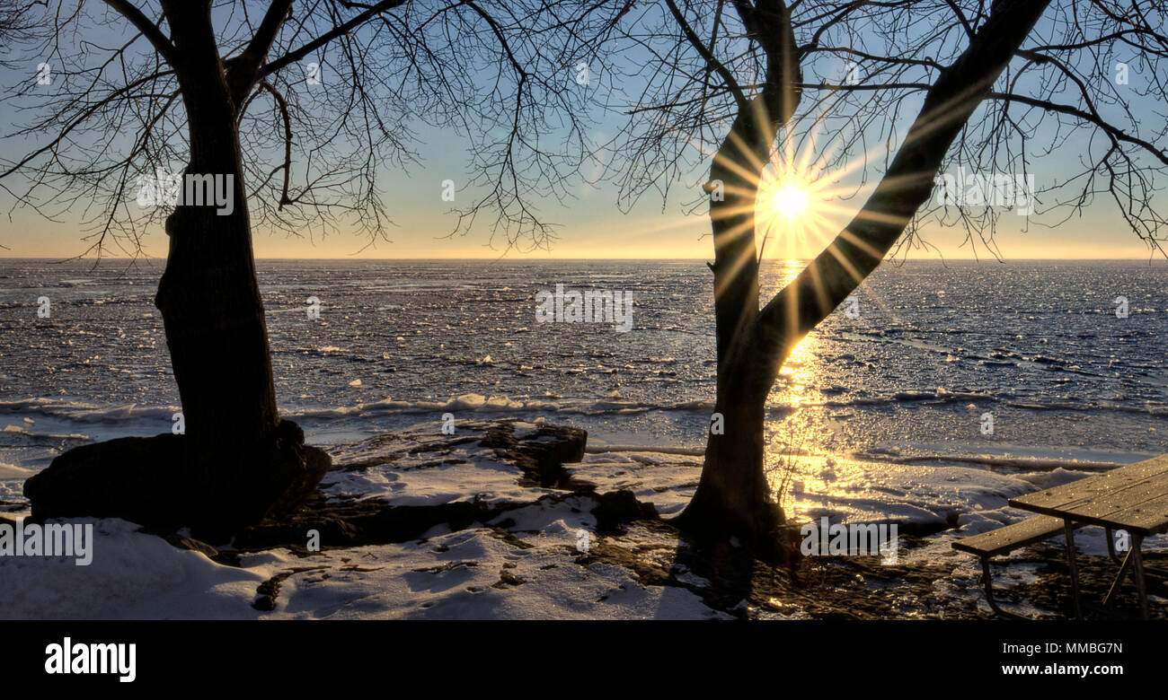 Die eisige Kälte und felsigen Ufer des Lake Erie im Nordwesten von Ohio bei einem Sonnenaufgang. Stockfoto