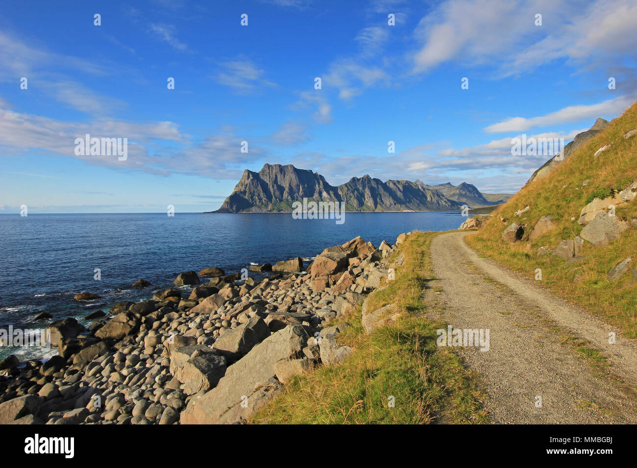 Schöne Küste in der Nähe von Uttakleiv, mit Bergen im Hintergrund, Lofoten, Norwegen, Europa Stockfoto