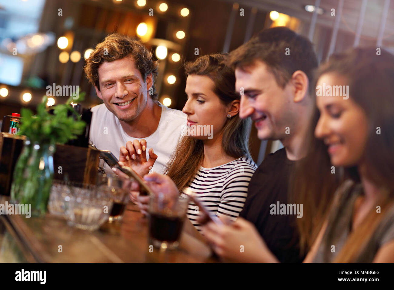 Gruppe von Freunden genießen Mahlzeit im Restaurant Stockfoto