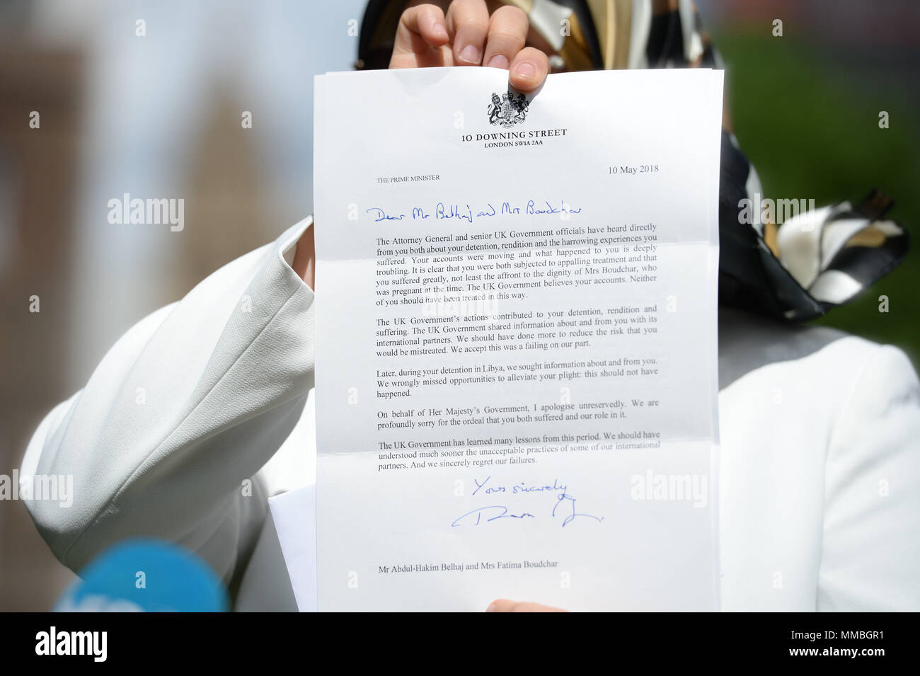 Fatima Boudchar Holding einen Brief außerhalb der Häuser des Parlaments in London. Die britische Regierung hat a&Ograve; volle und endgültige Regelung&Oacute; ehemalige libysche dissident Abdul Hakim Belhaj, Attorney General Jeremy Wright hat das Unterhaus gesagt. Stockfoto