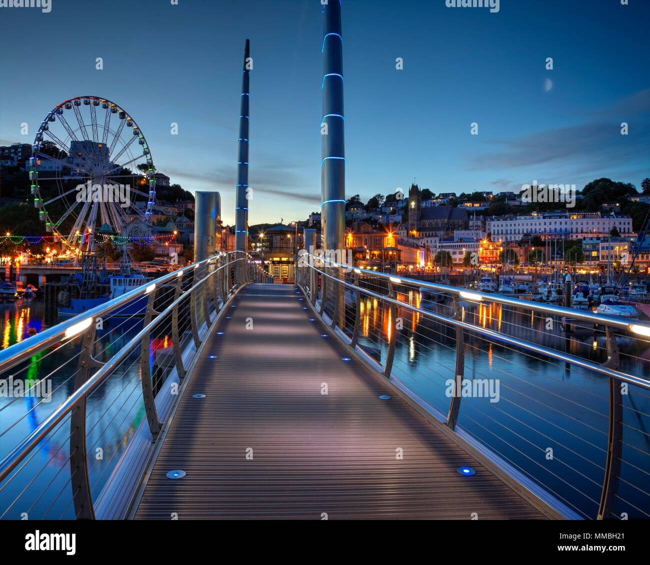 GB - DEVON: Torquay, Millennium Bridge & Hafenstadt bei Nacht Stockfoto